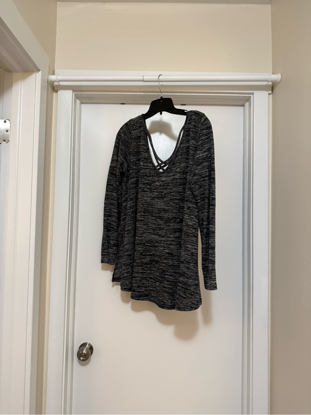 Women’s Black Heather Crisscross Back Long-Sleeve Tee